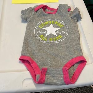 Converse 0-6 m onesie